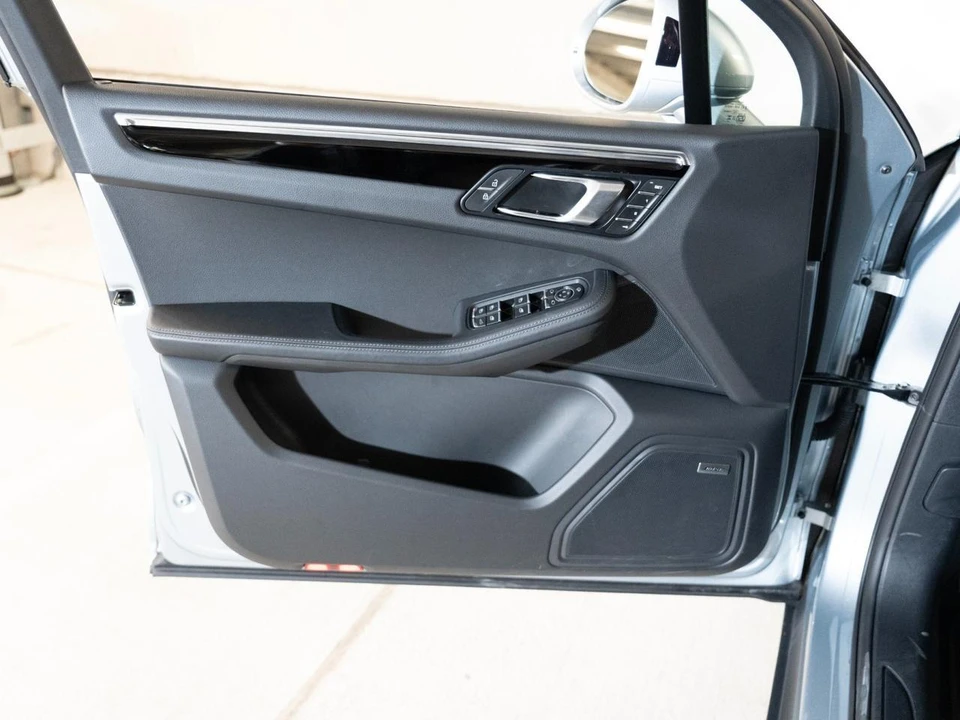 2026 Porsche Macan - Image 17 of 28