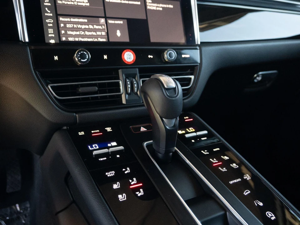 2026 Porsche Macan Electric - Image 27 of 31