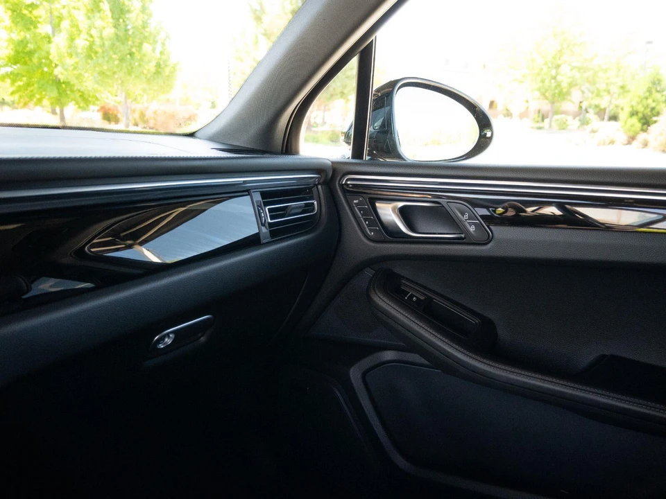 2026 Porsche Macan Electric - Image 18 of 31