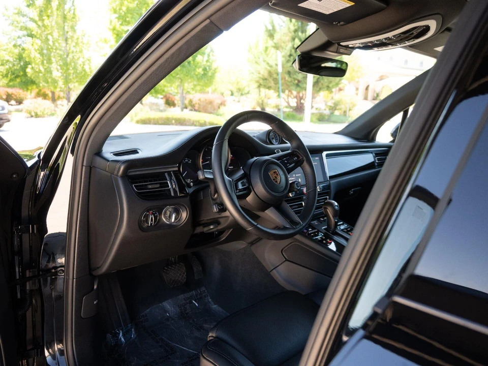 2026 Porsche Macan Electric - Image 23 of 31