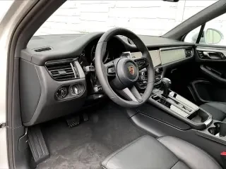 2026 Porsche Macan Electric - Image 29 of 31