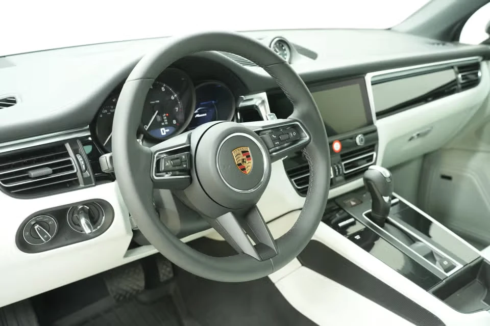 2026 Porsche Macan - Image 27 of 31