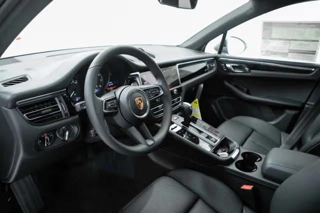 2026 Porsche Macan - Image 26 of 31