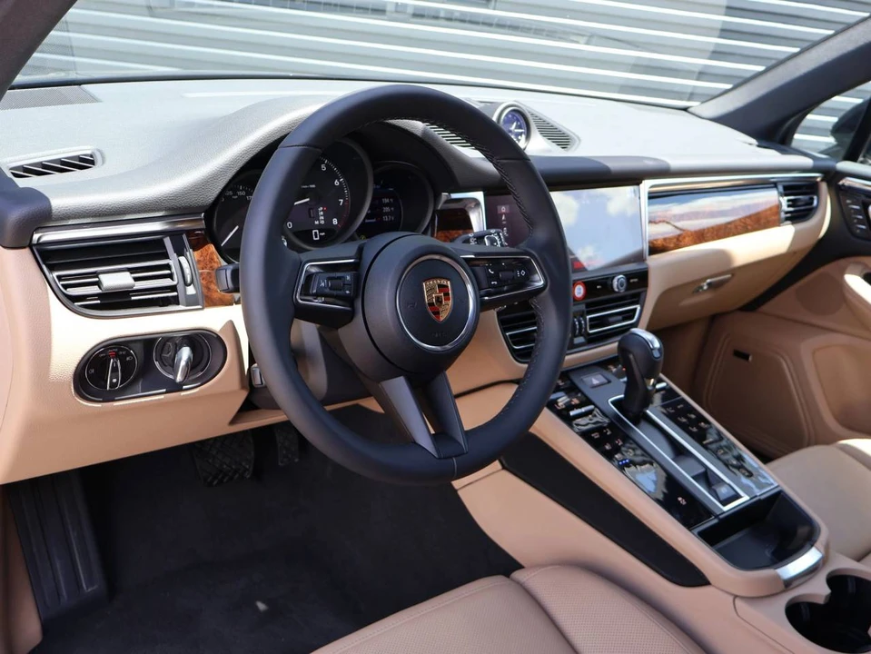 2026 Porsche Macan Electric - Image 4 of 5