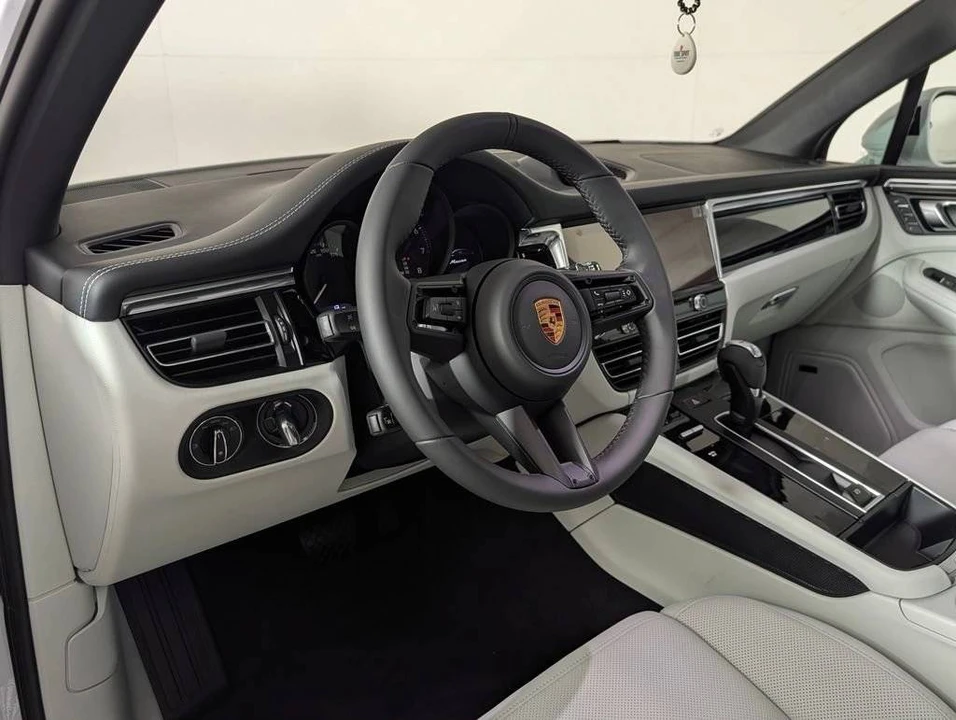 2026 Porsche Macan Electric - Image 4 of 5