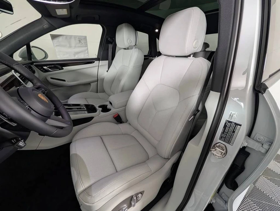 2026 Porsche Macan Electric - Image 5 of 5