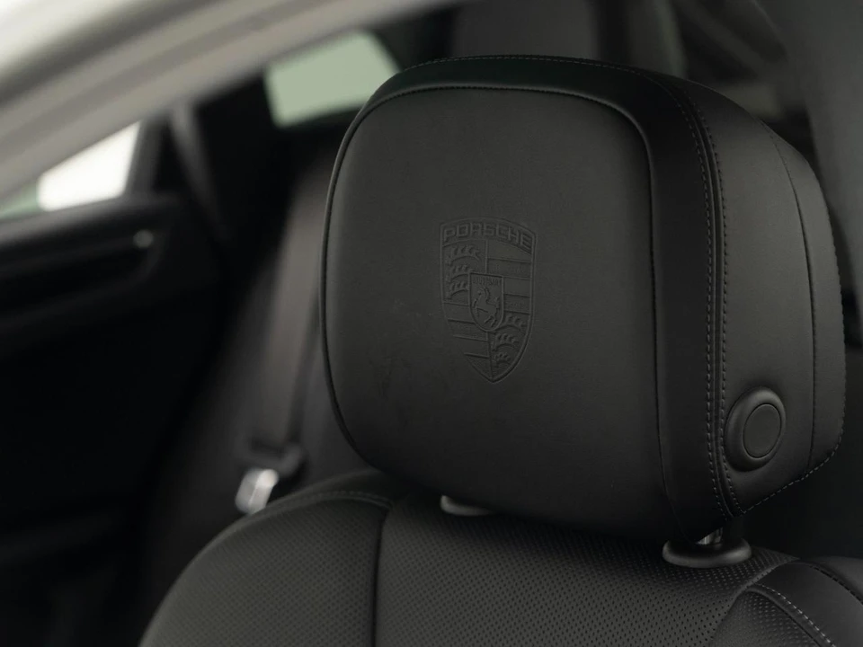 2026 Porsche Macan - Image 18 of 28