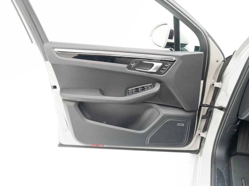 2026 Porsche Macan - Image 20 of 28