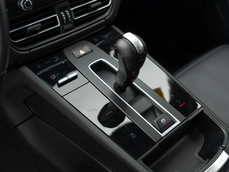 2026 Porsche Macan - Image 25 of 28