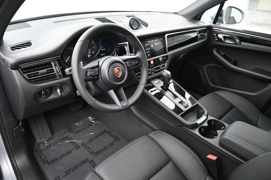 2026 Porsche Macan Electric - Image 4 of 5