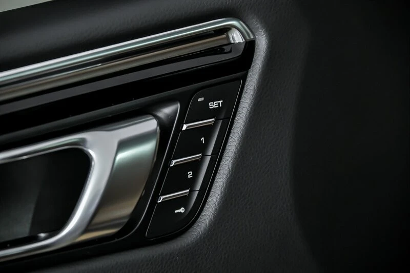2026 Porsche Macan Electric - Image 18 of 31
