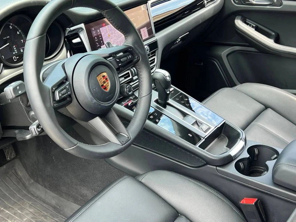 2026 Porsche Macan Electric - Image 4 of 5