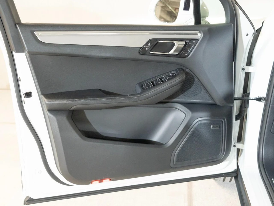 2026 Porsche Macan - Image 24 of 29
