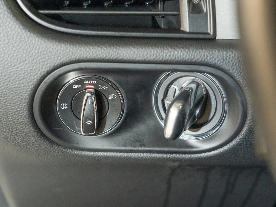 2026 Porsche Macan - Image 23 of 29