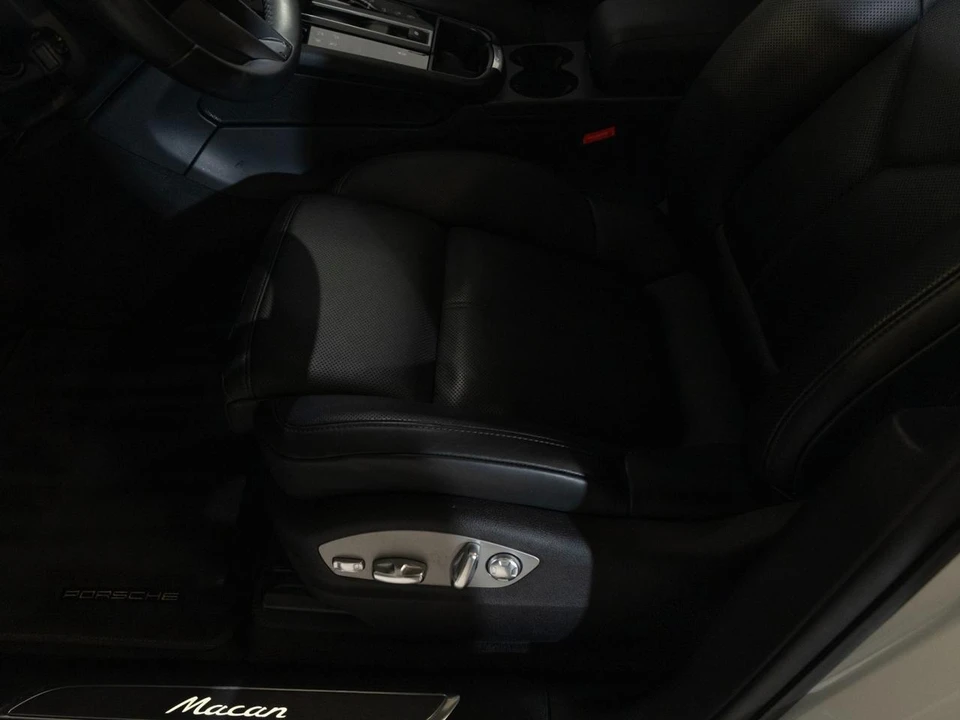 2026 Porsche Macan - Image 15 of 29
