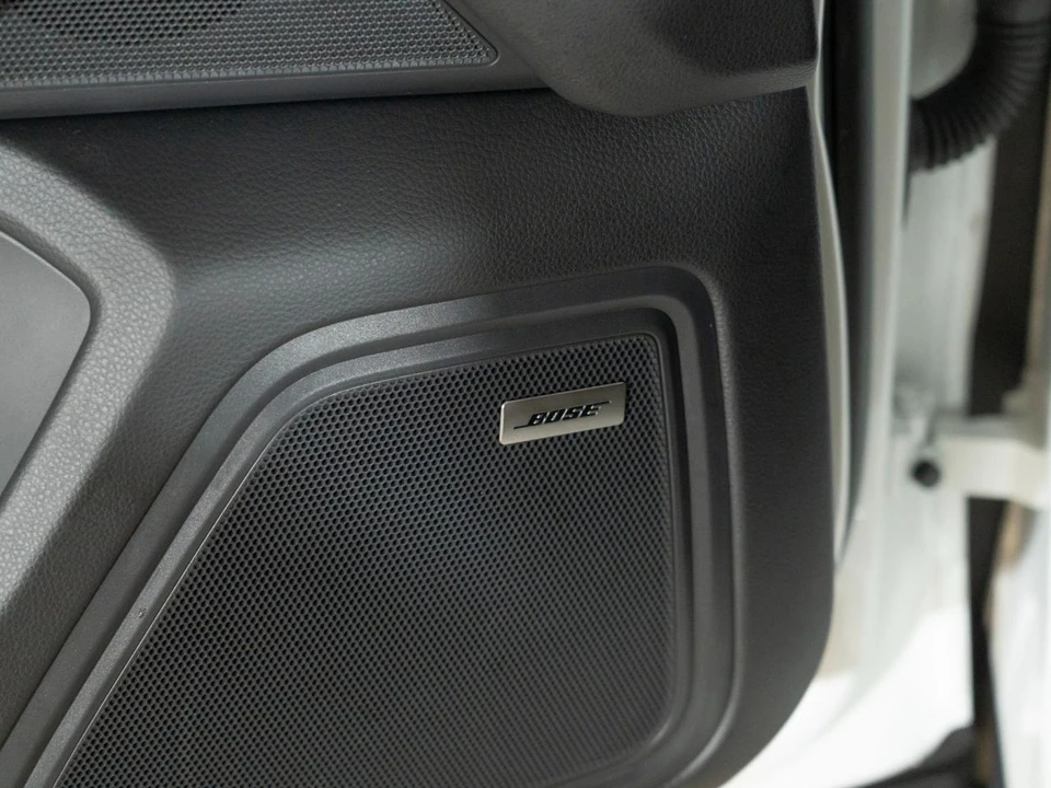 2026 Porsche Macan - Image 26 of 29