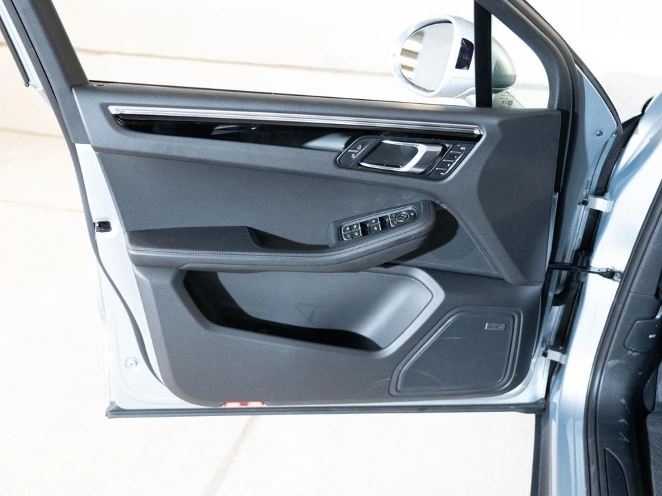 2026 Porsche Macan - Image 17 of 28