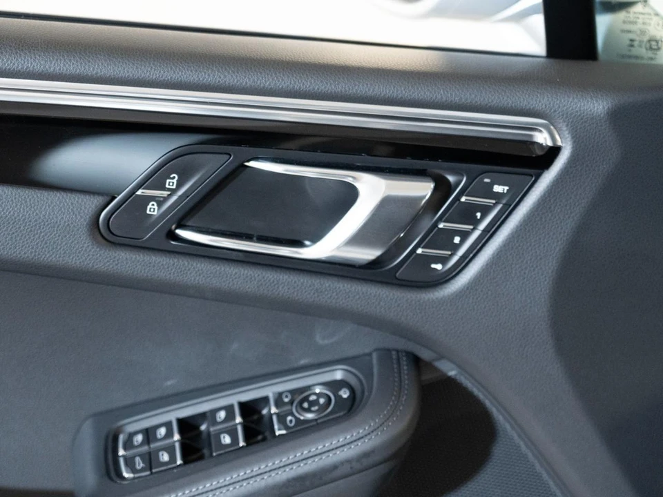 2026 Porsche Macan - Image 18 of 28