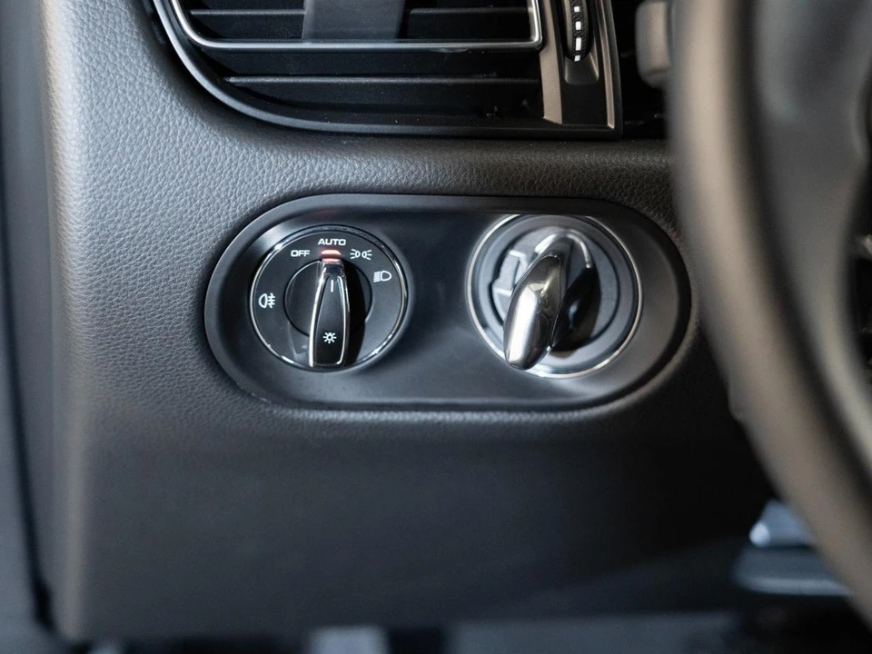 2026 Porsche Macan - Image 25 of 28