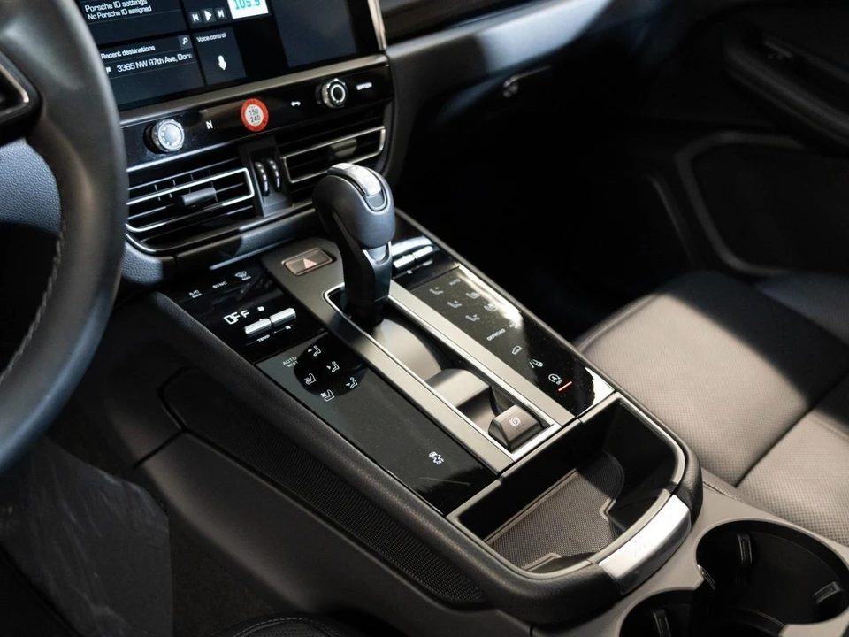 2026 Porsche Macan - Image 23 of 28