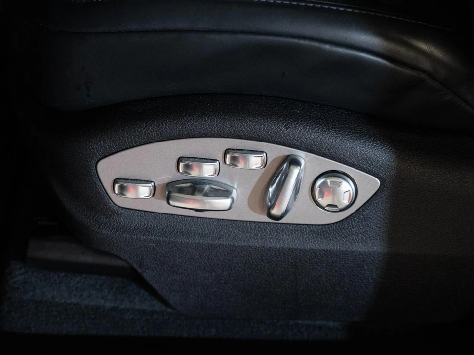 2026 Porsche Macan - Image 14 of 31