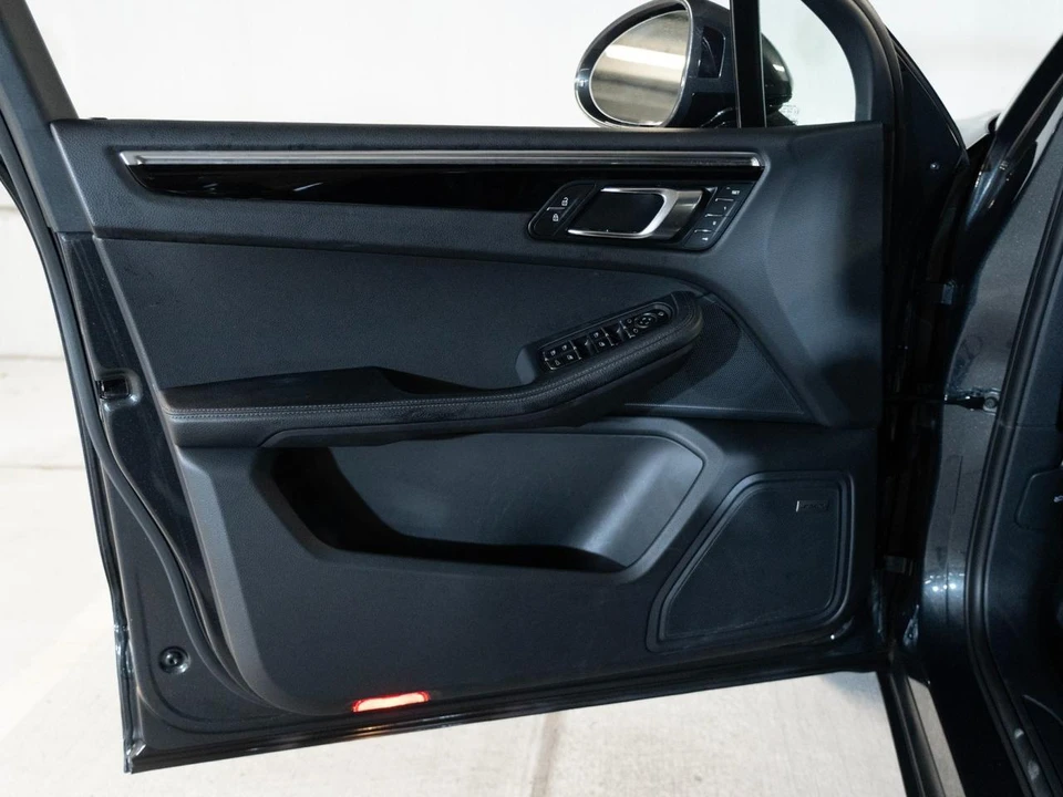 2026 Porsche Macan - Image 19 of 31