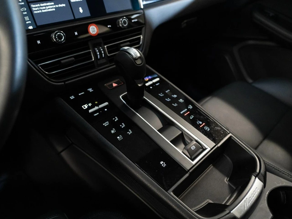 2026 Porsche Macan - Image 27 of 31