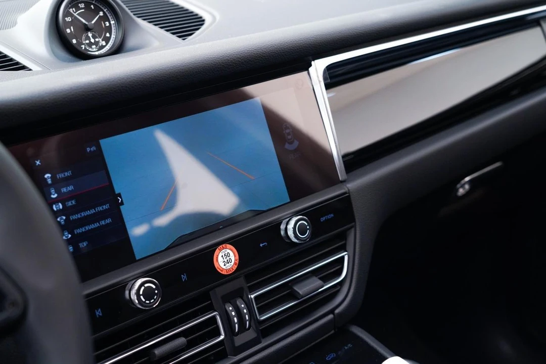 2026 Porsche Macan - Image 24 of 27