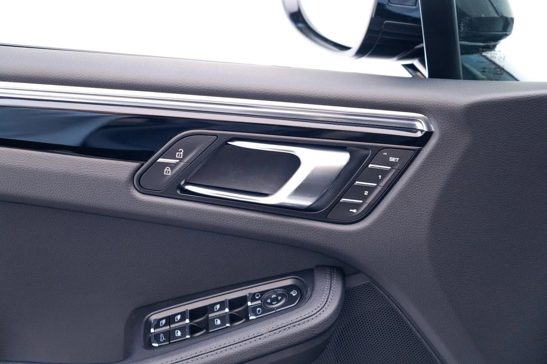 2026 Porsche Macan - Image 21 of 27