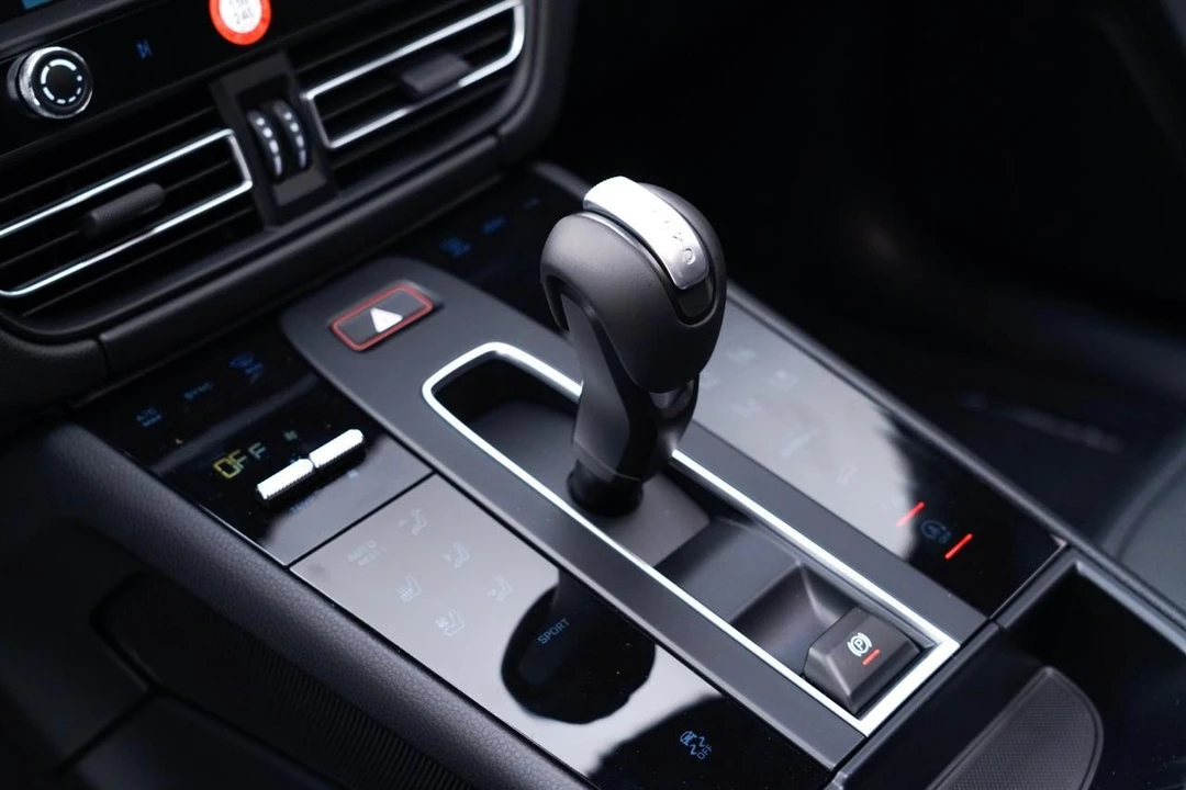 2026 Porsche Macan - Image 25 of 27