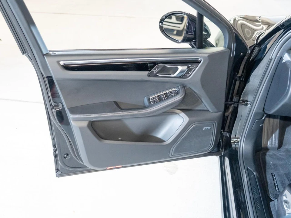 2026 Porsche Macan Electric - Image 16 of 28