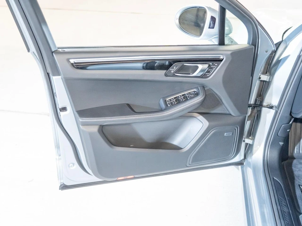 2026 Porsche Macan Electric - Image 17 of 29