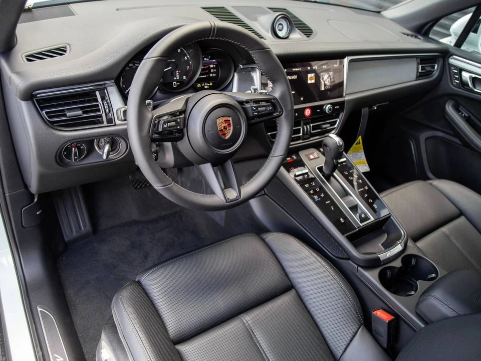 2026 Porsche Macan Electric - Image 4 of 5
