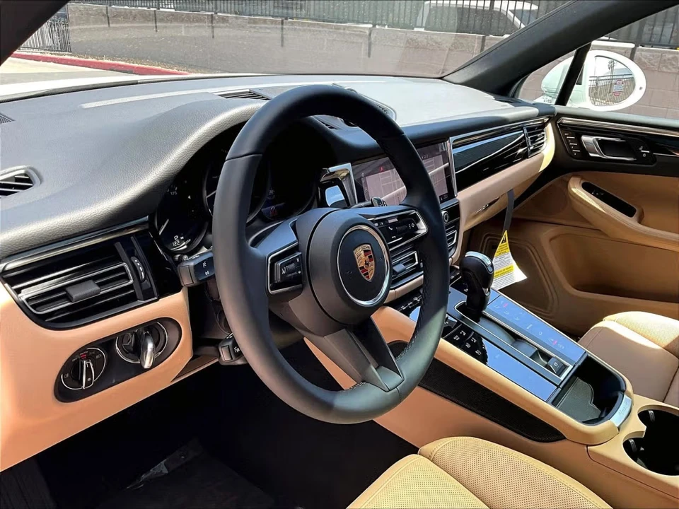 2026 Porsche Macan - Image 28 of 31