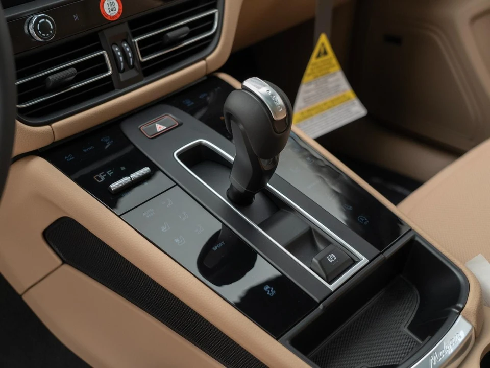 2026 Porsche Macan - Image 26 of 31