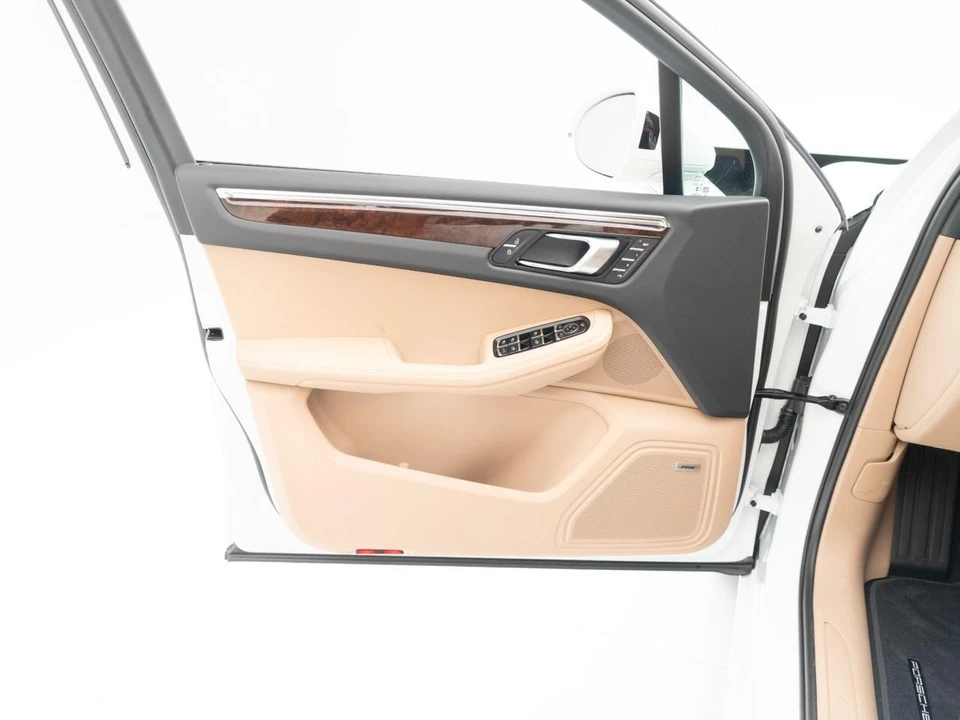 2026 Porsche Macan - Image 20 of 31