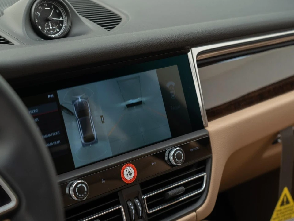 2026 Porsche Macan - Image 25 of 31