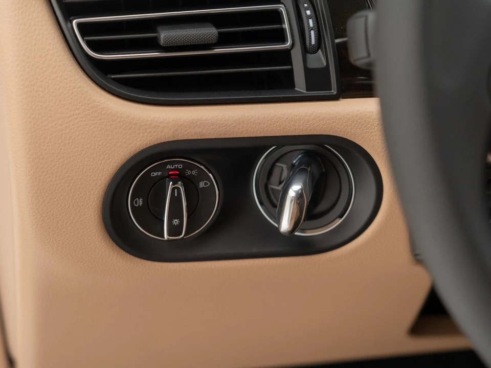2026 Porsche Macan - Image 27 of 31