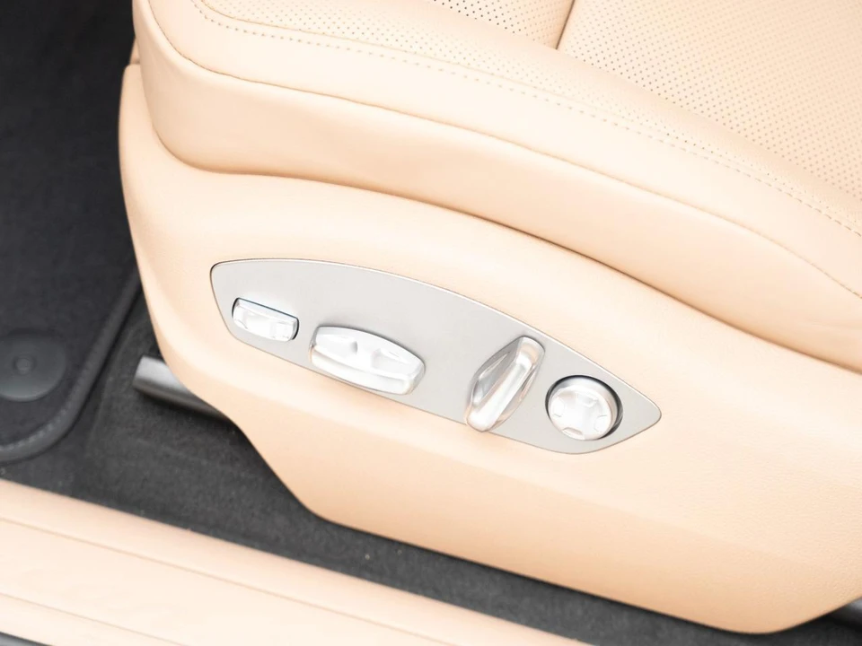 2026 Porsche Macan - Image 15 of 31