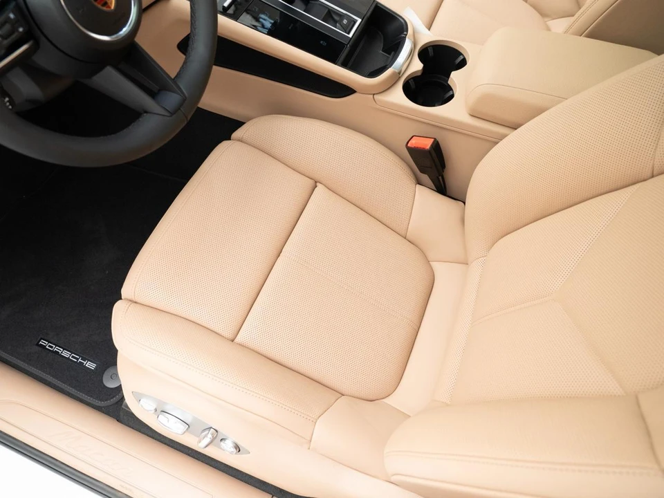 2026 Porsche Macan - Image 16 of 31