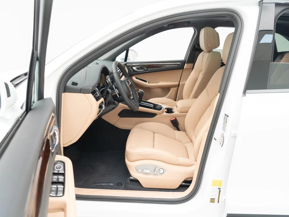 2026 Porsche Macan - Image 17 of 31