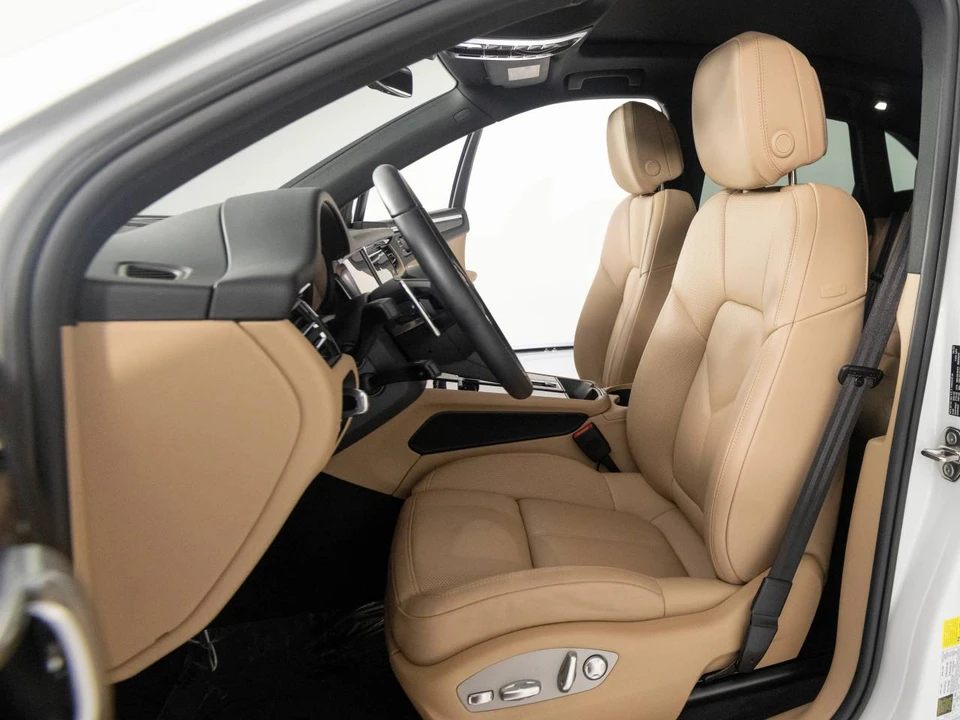 2026 Porsche Macan Electric - Image 5 of 5
