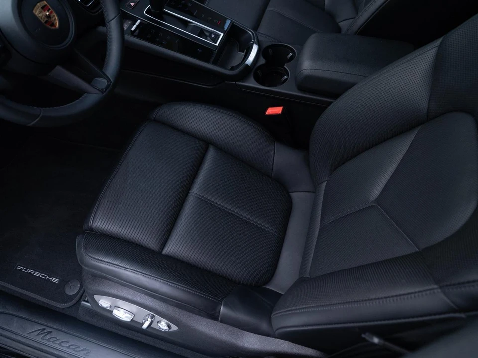 2026 Porsche Macan - Image 17 of 31