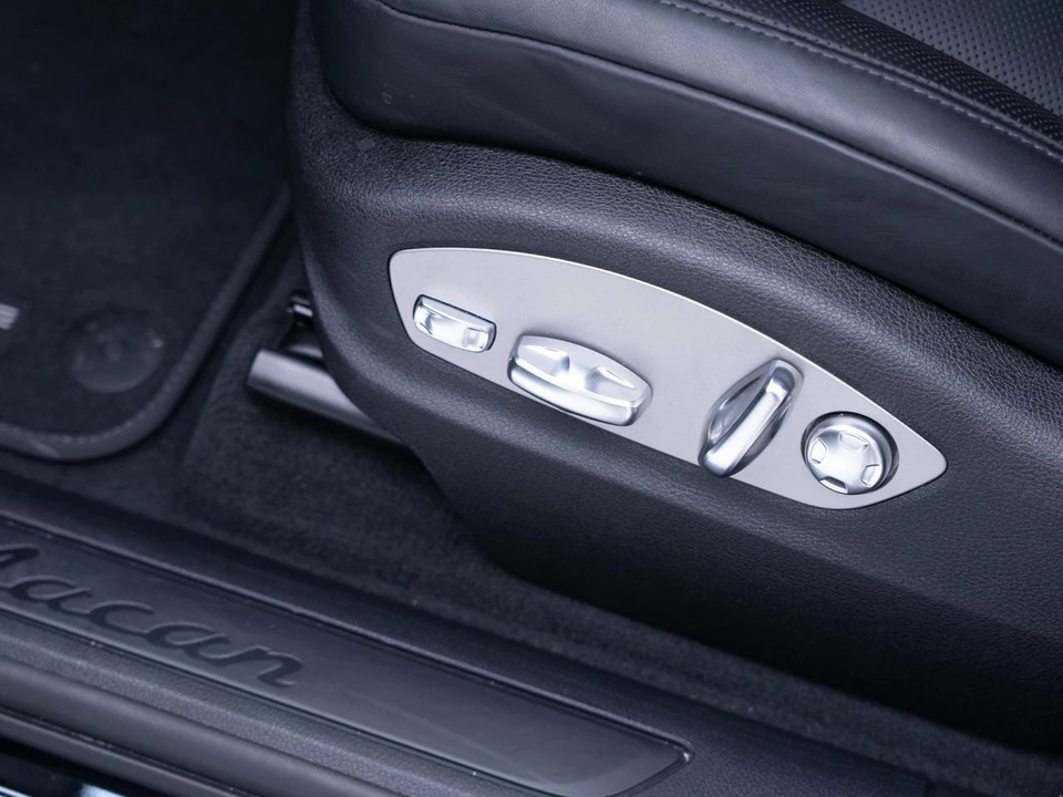 2026 Porsche Macan - Image 16 of 31