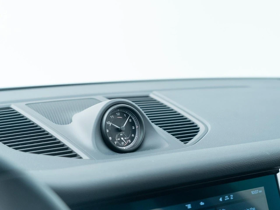 2026 Porsche Macan - Image 25 of 31