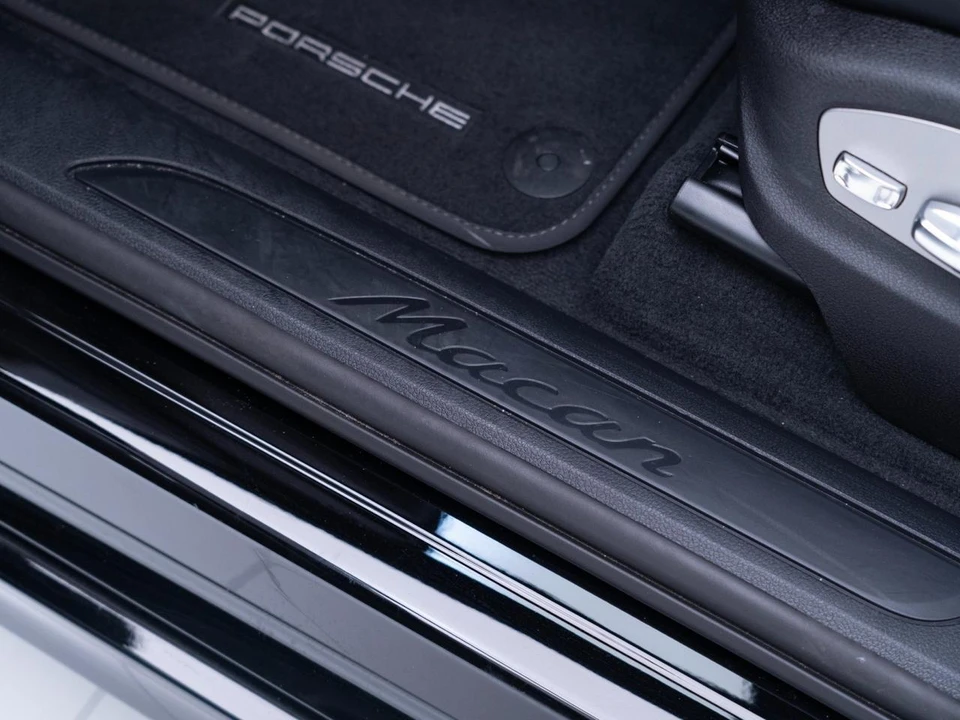 2026 Porsche Macan - Image 15 of 31