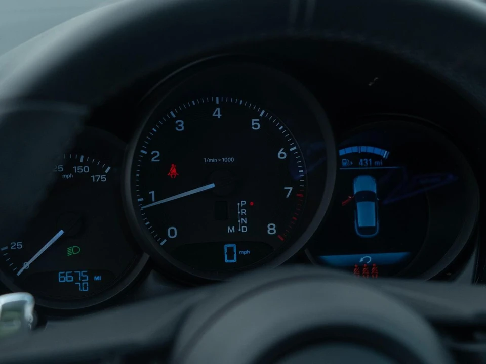 2026 Porsche Macan - Image 24 of 31