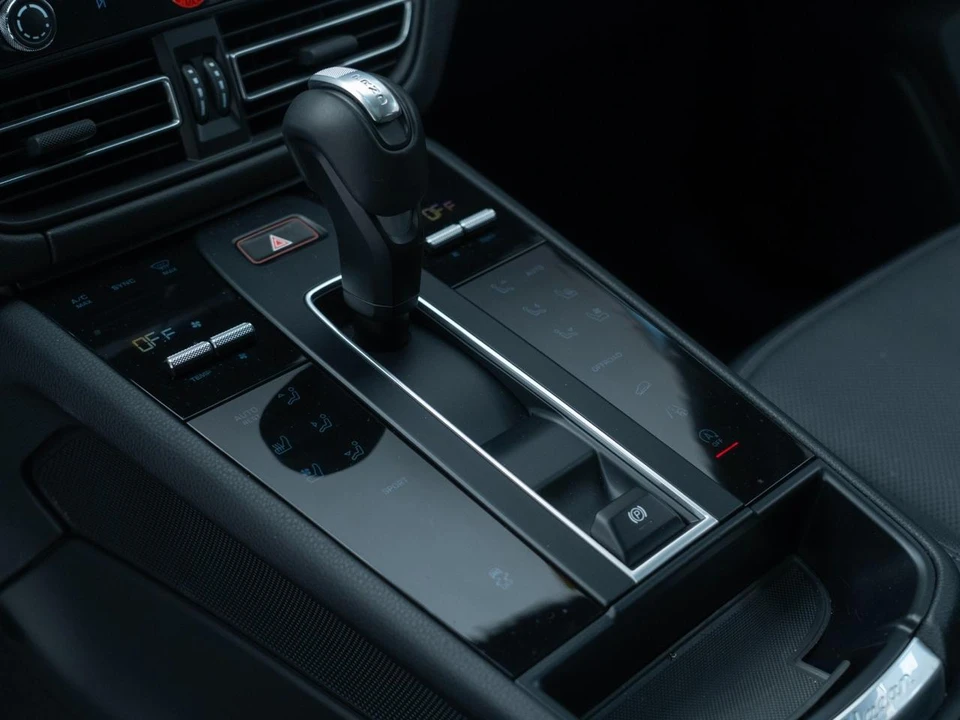 2026 Porsche Macan - Image 27 of 31