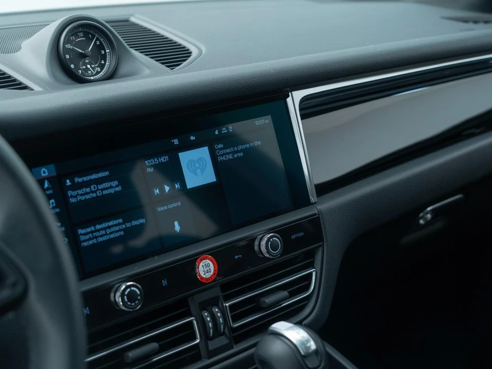 2026 Porsche Macan - Image 26 of 31