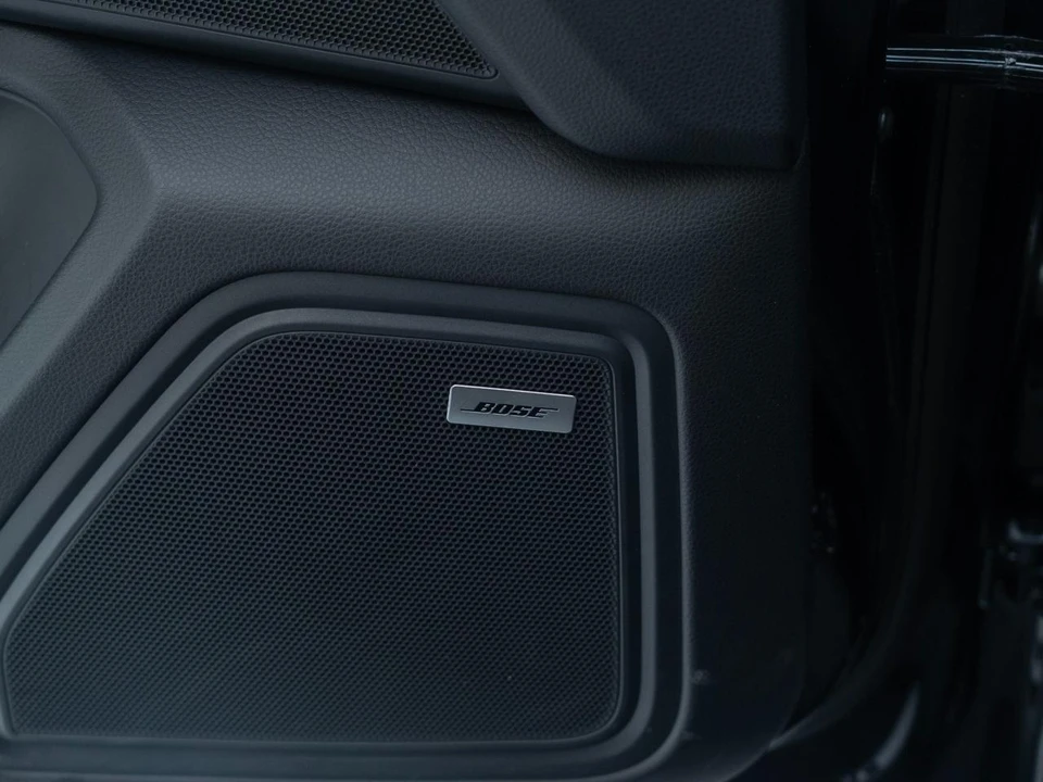 2026 Porsche Macan - Image 23 of 31